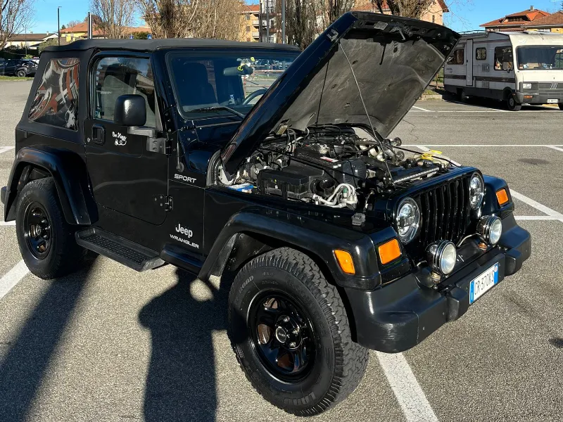 jeep-con-cofano-aperto