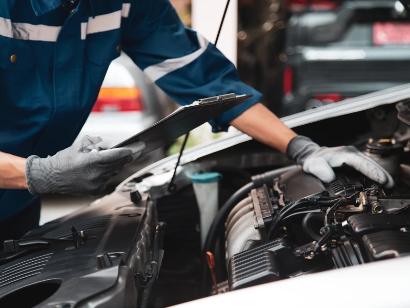 meccanico-che-si-occupa-del-tagliando