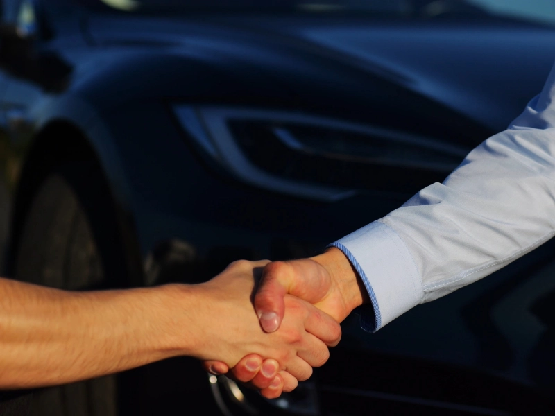 strinta-di-mano-tra-acquirente-e-venditore-in-concessionaria